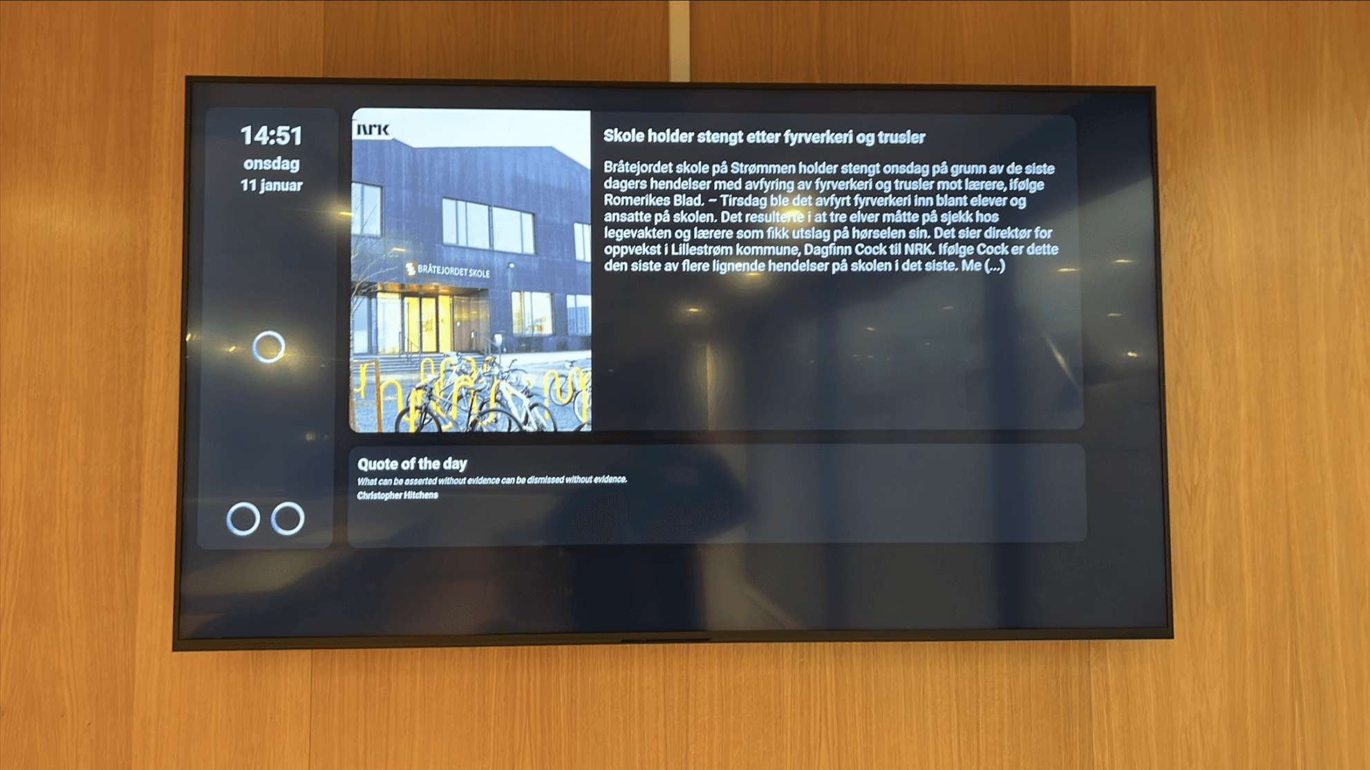Digital signage — TV-skjerm med nyhetsvisning og dagens sitat i fellesareal