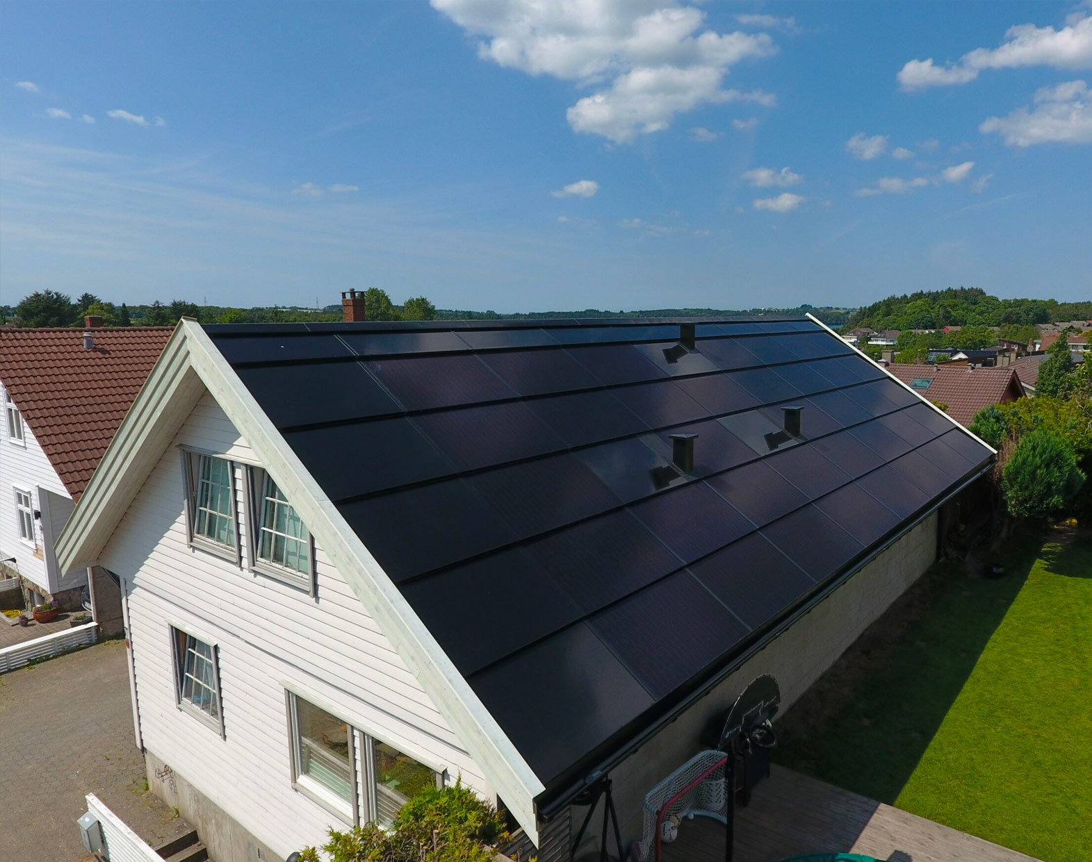 Hus med solcellepaneler på taket — Solintegra installasjonseksempel